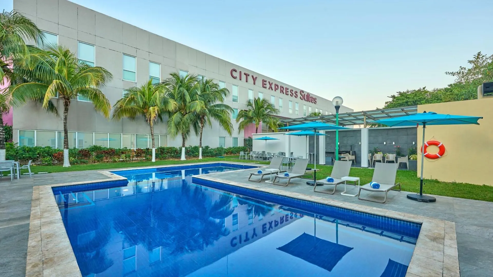 City Express Suites By Marriott プレヤデルカーメン